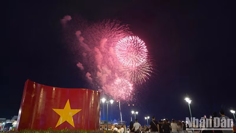 胡志明市9·2国庆节烟花秀。