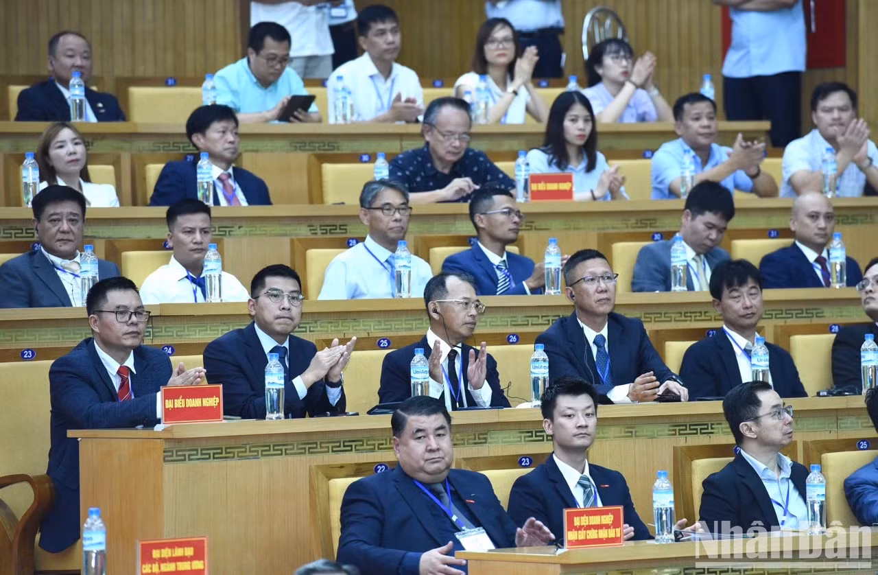 在场的与会代表。