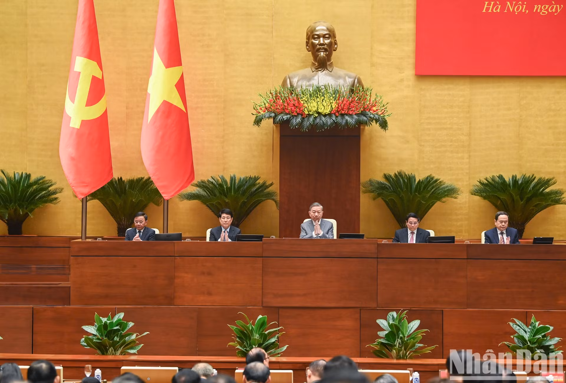 越共中央总书记、发展科技和革新创新及数字化转型指导委员会主任苏林出席会议。