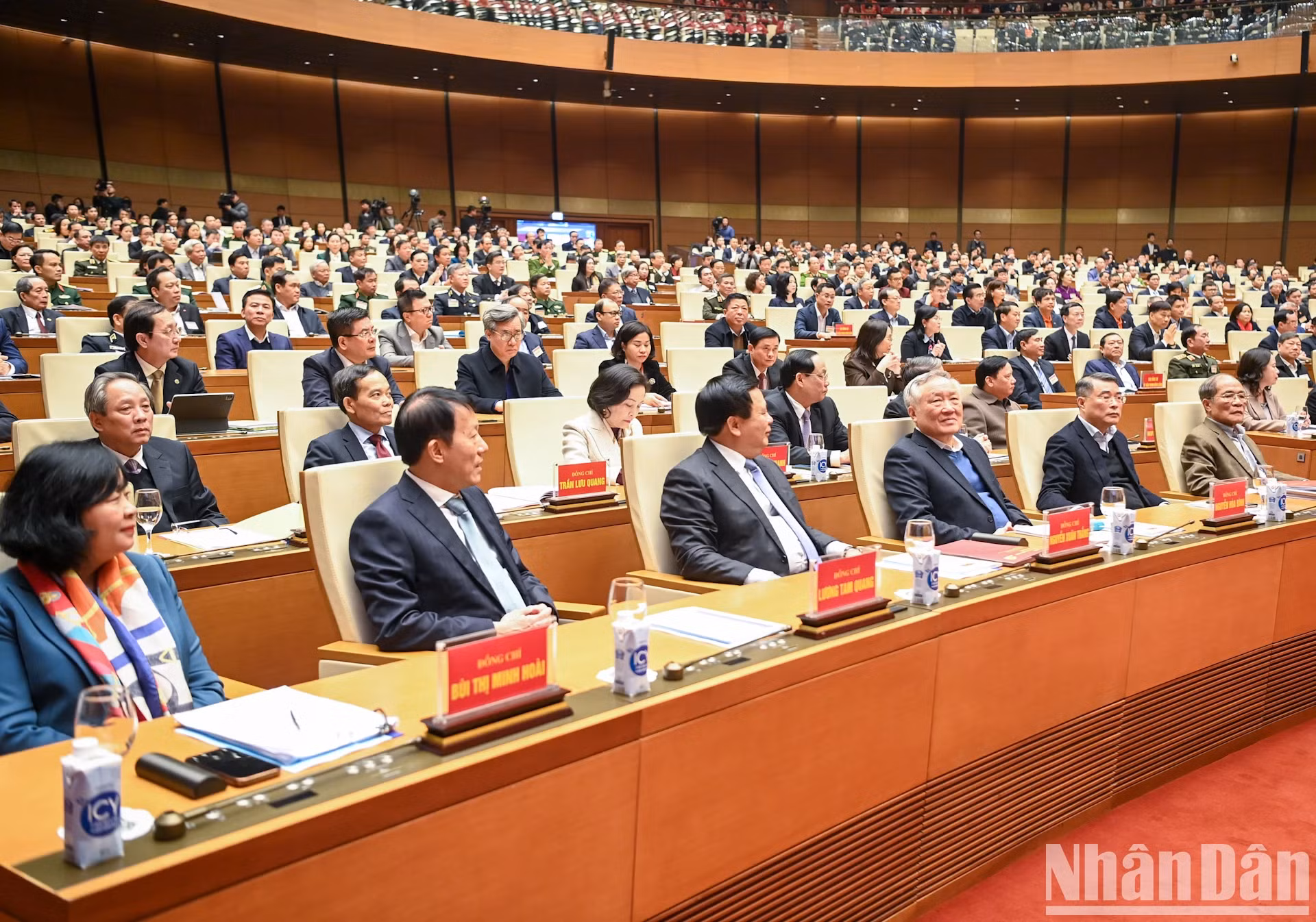 党和国家领导人出席会议。