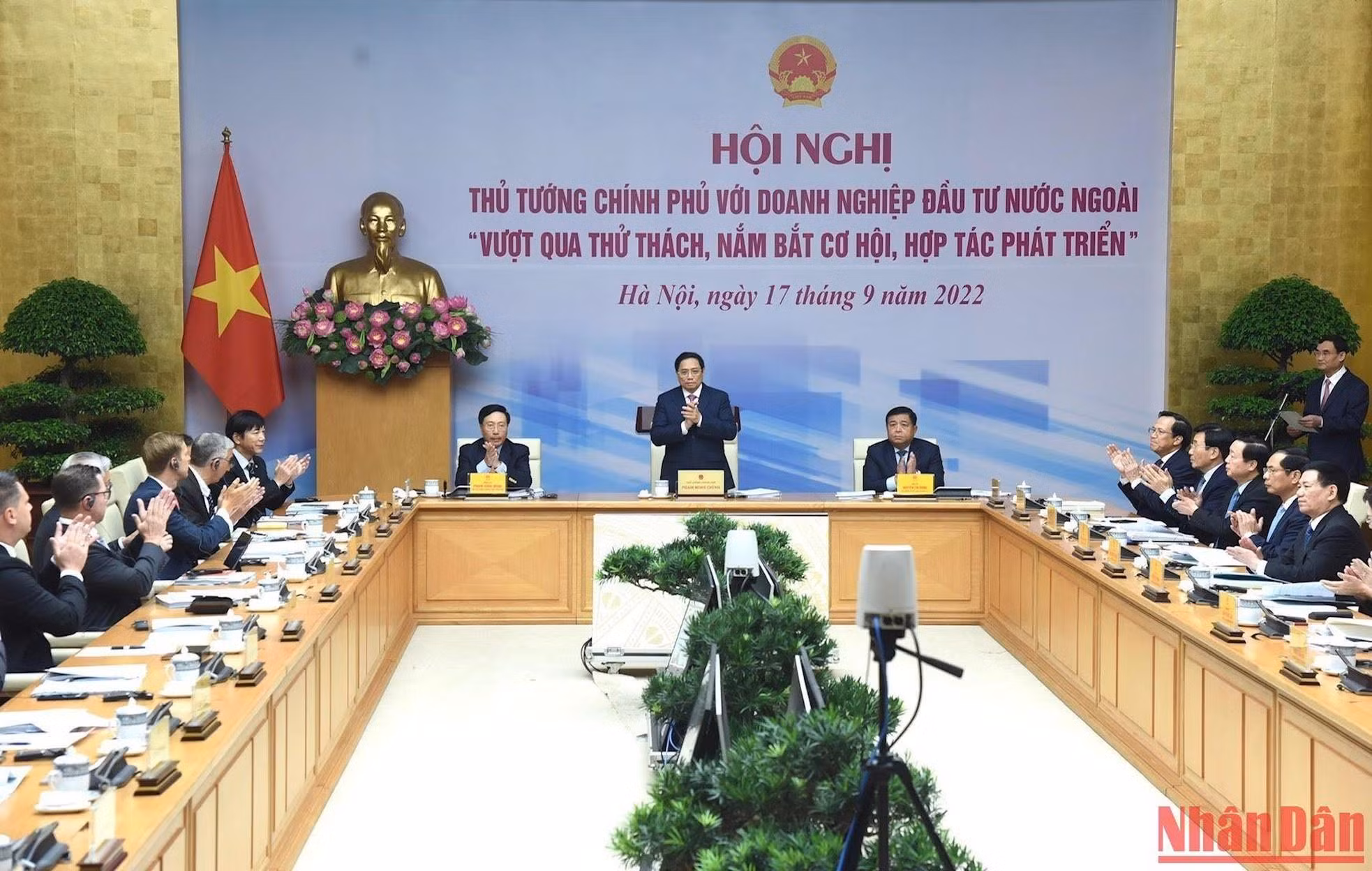 越南政府总理范明正主持政府总理与外商投资企业会议。