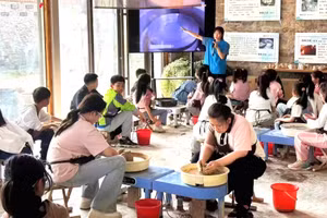 各地游客在龙湾湖艺术小镇参与研学活动。（图源：中国山东网）