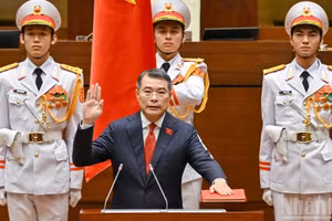 越南政府总理黎明兴宣誓就职。