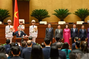 越南最高人民法院院长阮文广宣誓就职。