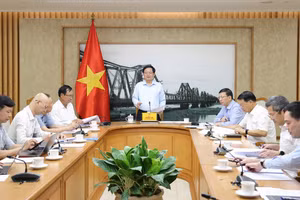 政府副总理胡国勇在会上发表讲话。（图片来源：政府网）