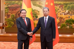 越南国会主席陈青敏与中国全国人大常委会委员长赵乐际。（图片来源：人民代表报）