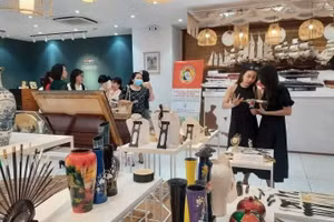 参观者在胡志明市贸易投资促进中心浏览商家展示的产品。