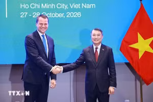 越南政府总理黎明兴会见世界经济论坛执行董事斯特凡·默根特勒。（图片来源：越通社）