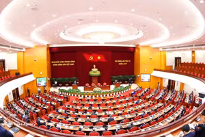 越共十四届四中全会议讨论《服务国家快速可持续发展的重点行业与领域人才引进、使用及培养国家战略》提案。（图片来源：越通社）