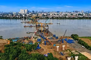 参与陈兴道桥（河内）建设的各施工单位正在加快施工进度，力争在2027年第二季度完成该项目。（图片来源：达芳）