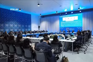 国际货币基金组织总裁克里斯塔利娜·格奥尔基耶娃与东盟财政部长和央行行长圆桌会议现场。（图片来源：越通社）