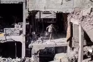 2026年5月9日，以色列袭击加沙西部沙提难民营后，现场一片狼藉。（图片来源：新华社/越通社）