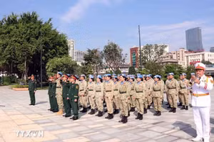 越南维和力量上香缅怀胡志明主席。（图片来源：越通社）