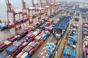 一艘货船正在中国江苏省连云港港卸载集装箱。（图片来源：新华社）