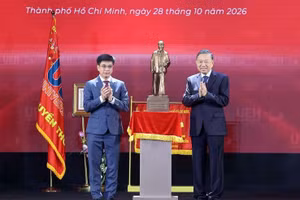 苏林总书记、国家主席向胡志明市经济大学授予一等劳动勋章。（图片来源：越通社）