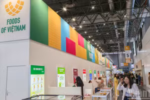 众多参观者、国际合作伙伴和进口商到访越南展区，了解越南食品。（凯旋 摄）
