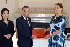 苏林总书记、国家主席及夫人吴芳璃向比利时皇家图书馆赠书。（图片来源：越通社）
