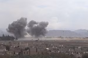 也门萨那(Sanaa)遭空袭后升起浓烟。（图片来源：新华社/越通社）
