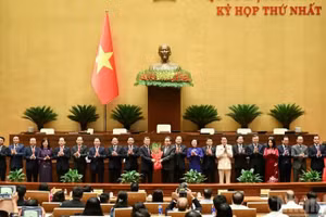 国会主席陈青敏向2026-2031年任期各位政府成员送花表示祝贺。（维灵 摄）