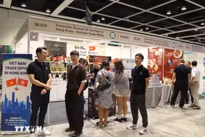 游客参观越南展位。（图片来源：越通社）