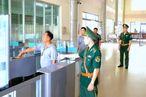 同奈市禄盛乡华闾国际口岸的边防部队指导公民通过数字平台办理出境手续。