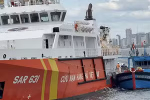 经过在海况恶劣条件下连续64个多小时的救援行动，8月24日11时，SAR 631船将渔船及9名渔民安全拖回岘港，并移交职能部门。（图片来源：tienphong.vn）