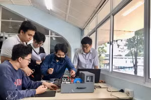 胡志明市国家大学理工大学学生应用高科技。（图片来源：越通社）