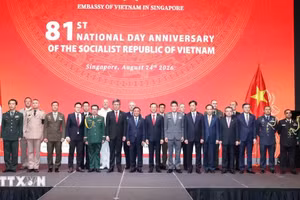 越共中央书记处常务书记陈锦秀与出席活动的各位代表合影。（图片来源：越通社）