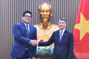 政府总理黎明兴与马来西亚国家石油公司总裁兼首席执行官陶菲克握手合影。（青江 摄）