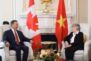 越共中央总书记、国家主席苏林会见加拿大总督路易丝·阿尔布尔。（图片来源：越通社）