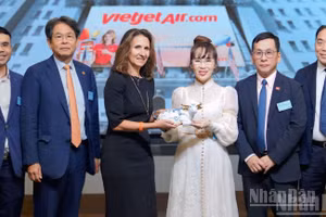 纽约证券交易所集团总裁林恩·马丁（Lynn Martin）欢迎阮氏芳草博士到访集团总部。（宝薇 摄）
