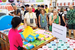 二维码支付为游客购物提供便利。（图片来源：越南《人民报网》）