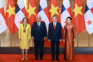 越共中央总书记、国家主席苏林及夫人与巴拿马总统穆利诺及夫人合影。（图片来源：政府网）