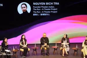 导演、剧场艺术家阮碧茶（右一）——独立剧场项目“The Run - A Theatre Project”创始人进行现场交流。（图片来源：越通社）