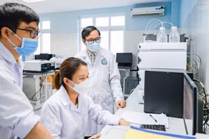 河内国家大学医药大学实验室内的科研活动。（叶玉 摄）