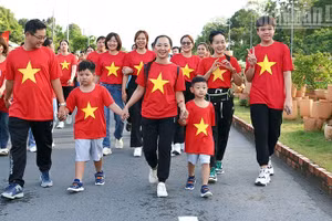 永隆省民众兴高采烈地参加2025年“与越南一同前进” 徒步活动。（霸勇 摄）