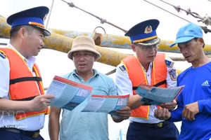 职能机构在胡志明市长海乡渔民出海捕捞前向他们宣传IUU（打击非法、不报告和不受管制捕捞）相关规定。（图片来源：越通社）