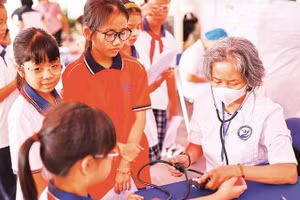河内新学年开启前为儿童开展免费健康检查。（平原 摄）