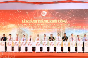 各位代表出席庆祝国庆项目开工、竣工仪式。（图片来源：越通社）