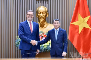 政府总理黎明兴接受法国驻越南大使奥利维耶·布罗谢辞行拜会。（青江 摄）