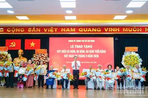 国会主席陈青敏向革命老前辈颁授2026年9月2日批次80年、65年和60年党龄纪念章。（世英 摄）
