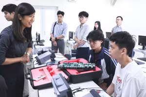 河内国家大学学生在用于物联网（IoT）和半导体教学科研的测量测试设备系统上进行实践。（图片来源：河内国家大学）
