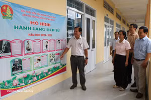 新贵小学持续建设“历史走廊”展示空间，帮助学生了解当地历史人物。（图片来源：越通社）
