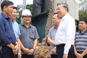 越共中央总书记、国家主席苏林实地考察环城1号公路（黄球—跪象段）投资建设项目。（图片来源：越通社）