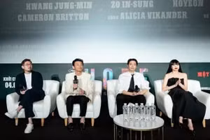 外国影星在胡志明市与公众交流。（图片来源：CGV）