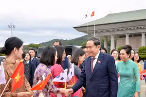 越南国会主席陈青敏偕夫人及越南高级代表团离开首尔，圆满结束对韩国的正式访问。