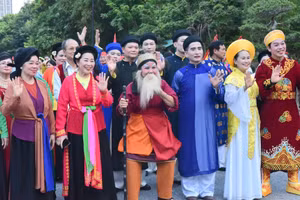 活动以艺术巡游拉开序幕，身着嘲剧、从曲剧和筹歌三种传统特色服饰的艺人、演员共同呈现了一幅极具感染力的节庆画卷。（图片来源：越通社）