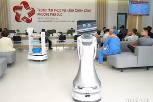 胡志明市守德坊将机器人投入试运行，帮助市民办理公共行政手续。（图片来源：越通社）