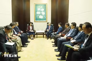 老挝副总理兼外交部长通沙万·丰威汉会见越南外交部副部长阮氏黄云。（图片来源：越通社）