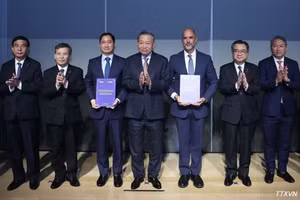 苏林总书记、国家主席见证辉瑞制药公司与越南疫苗股份公司（VNVC）关于提升越南疫苗接种能力和疾病预防能力合作文本的交换仪式。（图片来源：越通社）